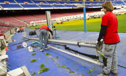 Usuwanie siatek za bramkami na Camp Nou
