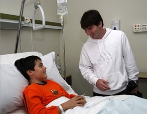 Piłkarze odwiedzą w czwartek dzieci w szpitalach