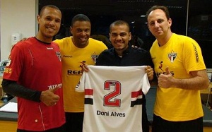 Dani Alves odwiedza swoich kolegów w Sao Paulo