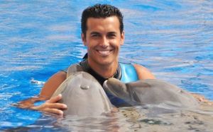 Pedro relaksuje się z delfinami