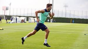 Piqué wraca do treningu na boisku