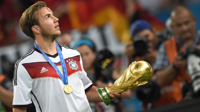 Mario Gotze z Pucharem Mistrzostw Świata