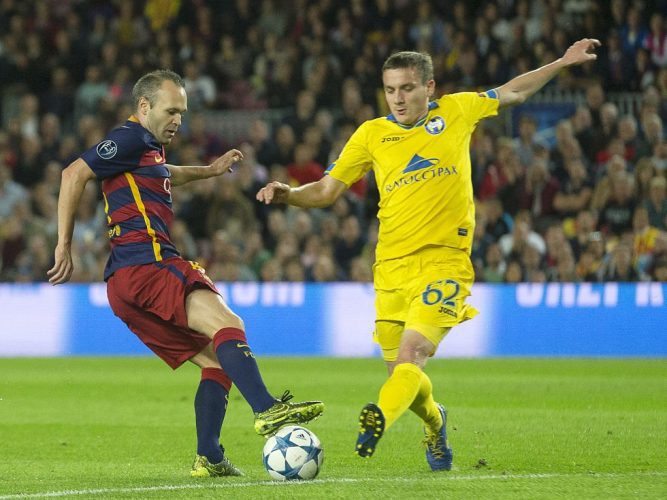 Andres Iniesta w meczu z BATE