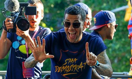 Dani Alves: Zwycięska Barcelona musi być irytująca