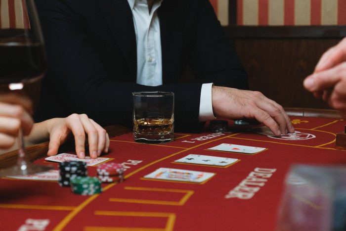 Ludzie grający w pokera w kasynie
